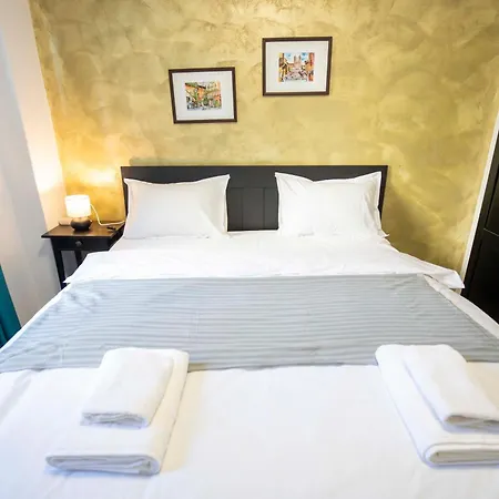 Victory Blue Sky At Old Town 부쿠레슈티