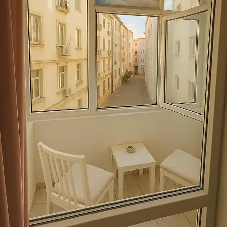 Victory Blue Sky At Old Town Apartman